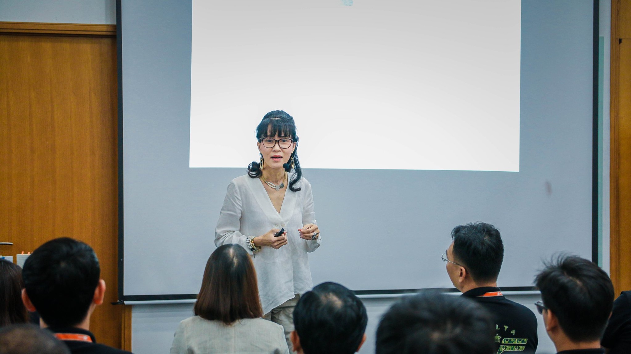 Dr. Nguyen Hong Phuong shared the lessons of commitment, dedication, gratitude, and self-development